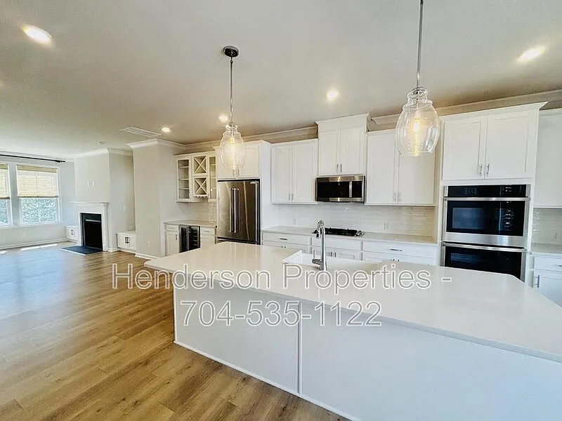 3 bed, 3.5 bath, 2940 sqft, $3,300 — Photo 2