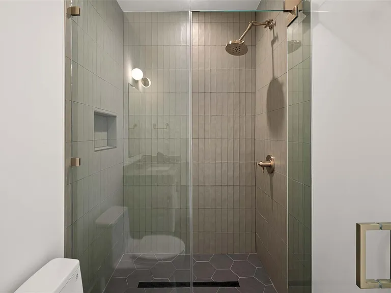 2401 Oakhaven Cir — Photo 29