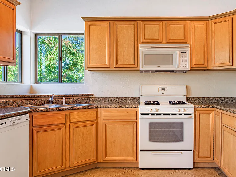 4410 E Diablo Dr — Photo 8