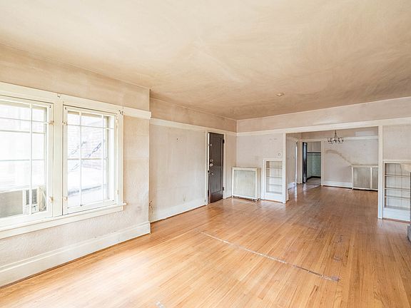 4th image of 5917 N Artesian Ave