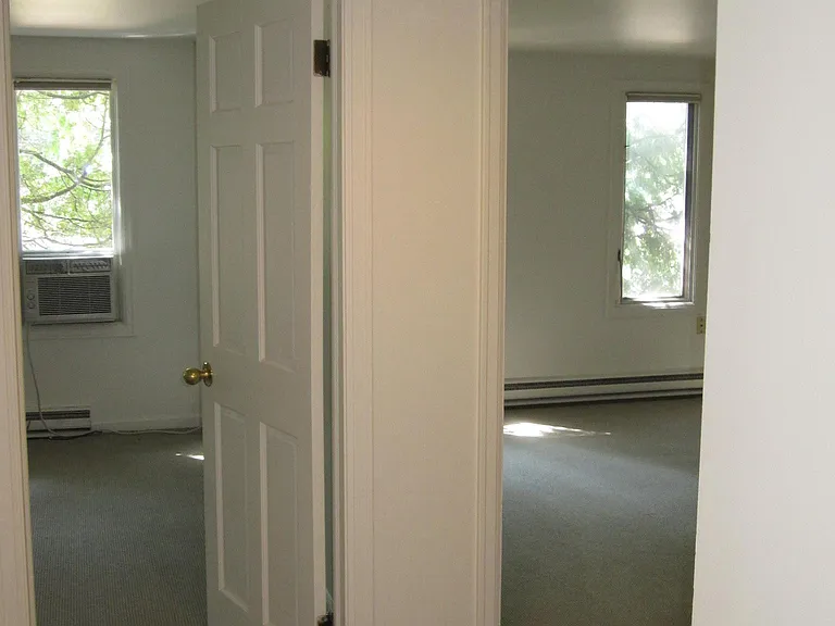 348 College St — Photo 7