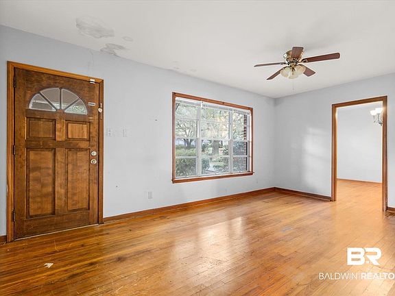 3rd image of 3858 Hillcrest Ln