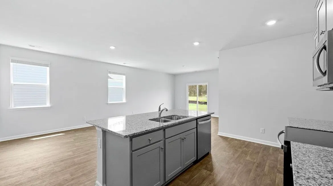 5 bed, 2361 sqft, $800 — Photo 3