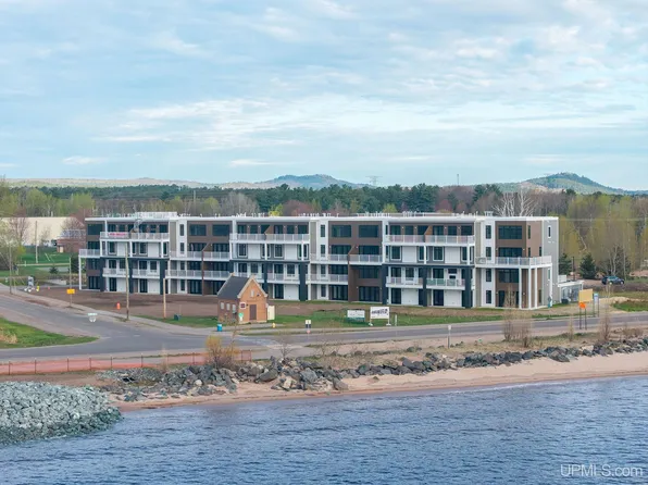2401 N Lakeshore Unit 8, Marquette, MI 49855