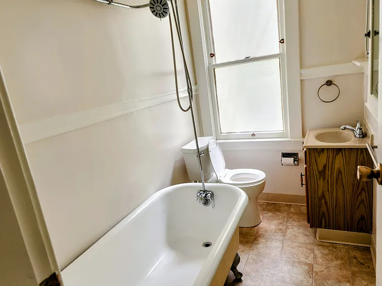 2440 Van Ness Ave — Photo 8
