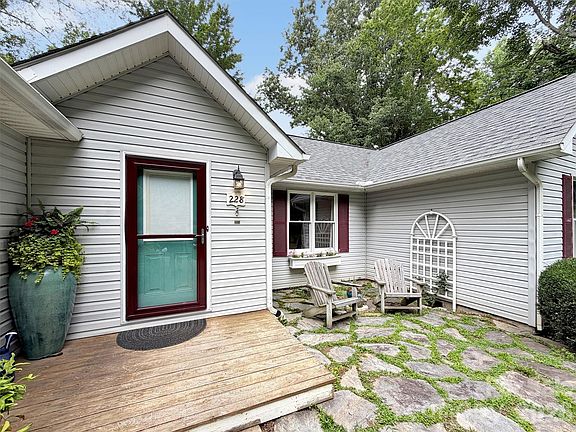 4th image of 228 Crescent Dr