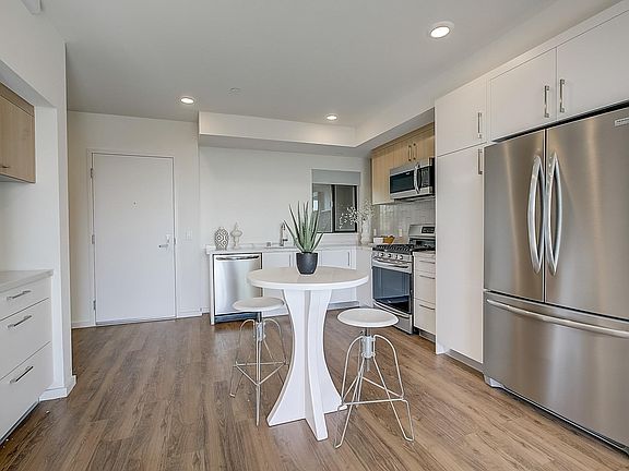 5th image of 1901 Echo Park Ave #403