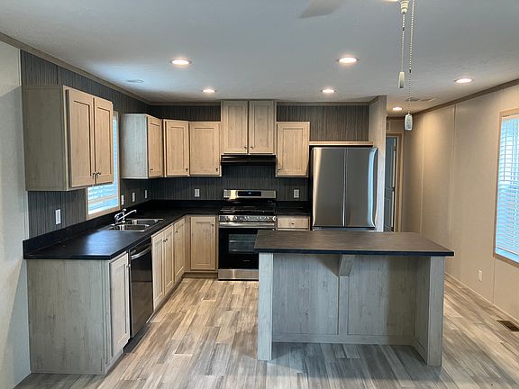 2nd image of 1181 Hawthorne Dr #1181