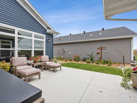 5th image of 818 Rania Way W