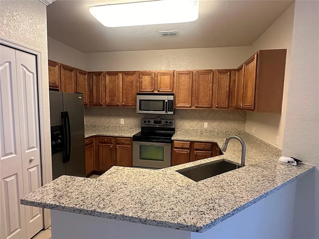 3 bed, 2.0 bath, 1361 sqft, $2,100 — Photo 4