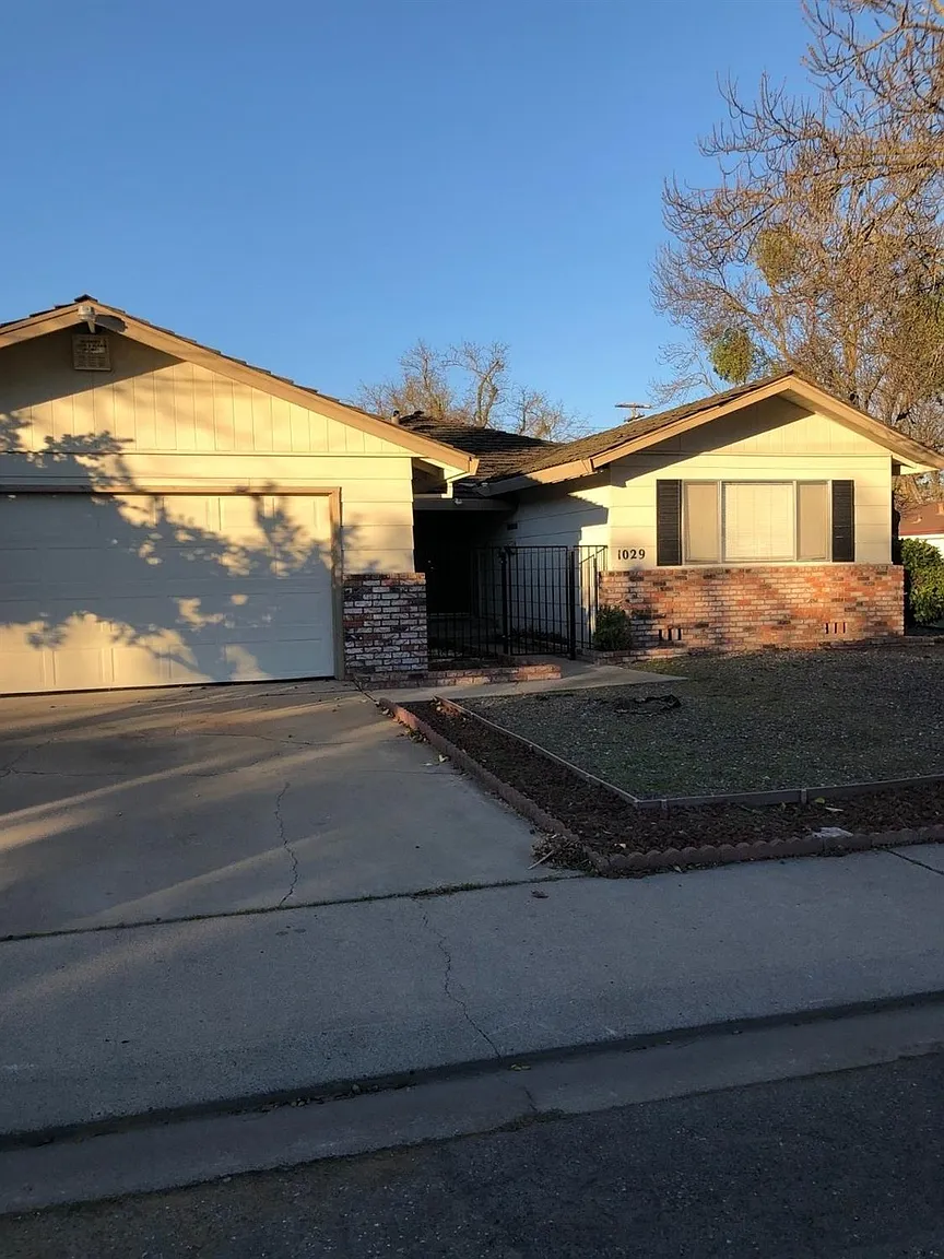 1029 Huntington Dr photo 1