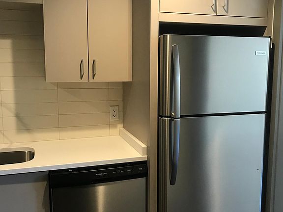 5th image of 131 S Jefferson Davis Pkwy #100