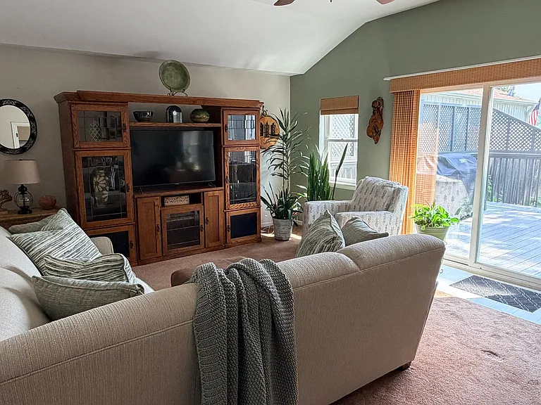 4234 Riverside Dr — Photo 12