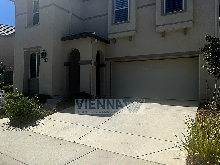 1347 Larkspur Dr — Photo 2