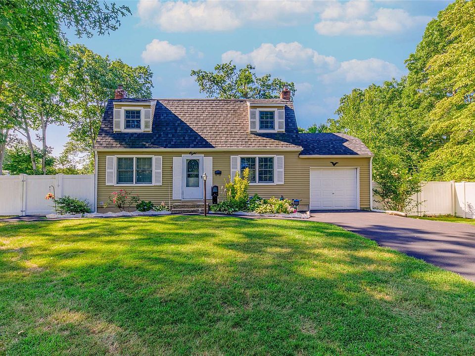 1st image of 8 Brook Ln