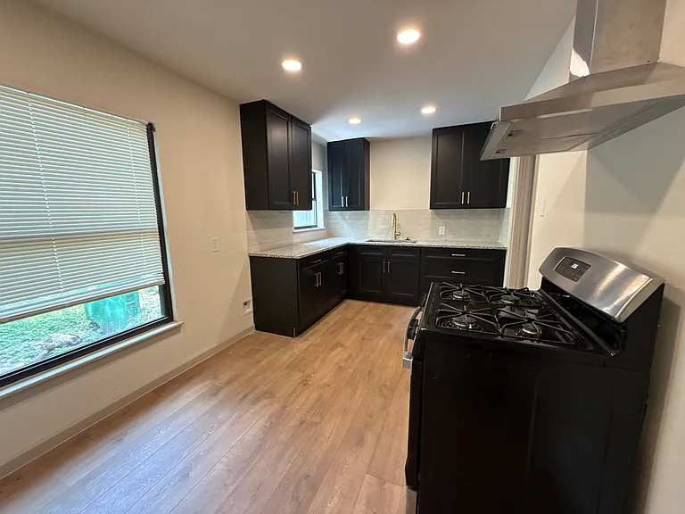1043 Shadwell Dr — Photo 5