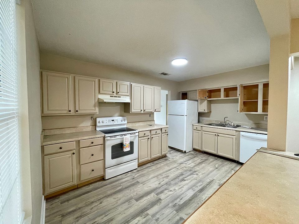 1st image of 329 Hollywood Blvd NE