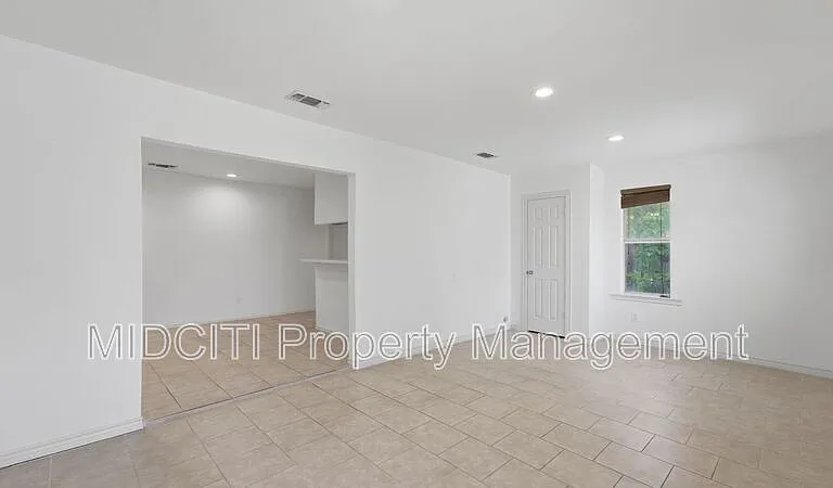 1233 Hollyhock Ln — Photo 12