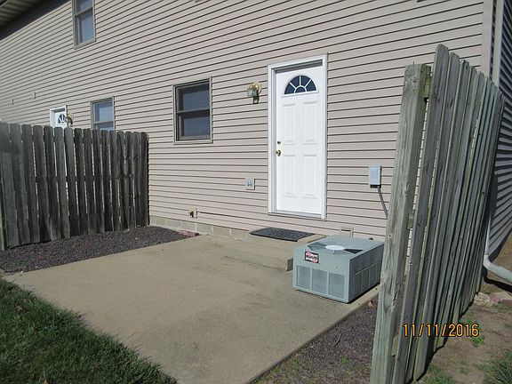 Back privacy patio - lawn-mowing included in rent