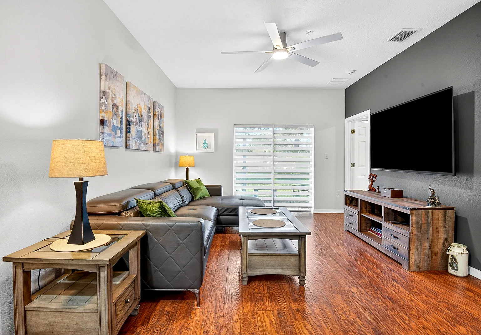 3 bed, 1366 sqft, $2,500 — Photo 1