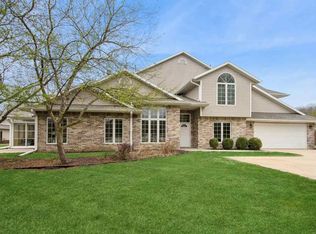 27 Camborne Cir, Iowa City, IA 52245