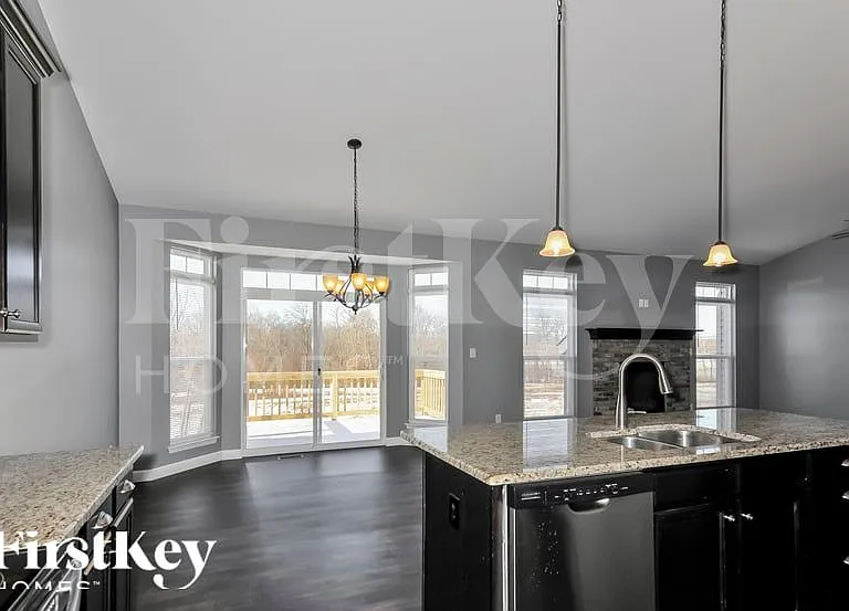 221 Lonepine Dr — Photo 8