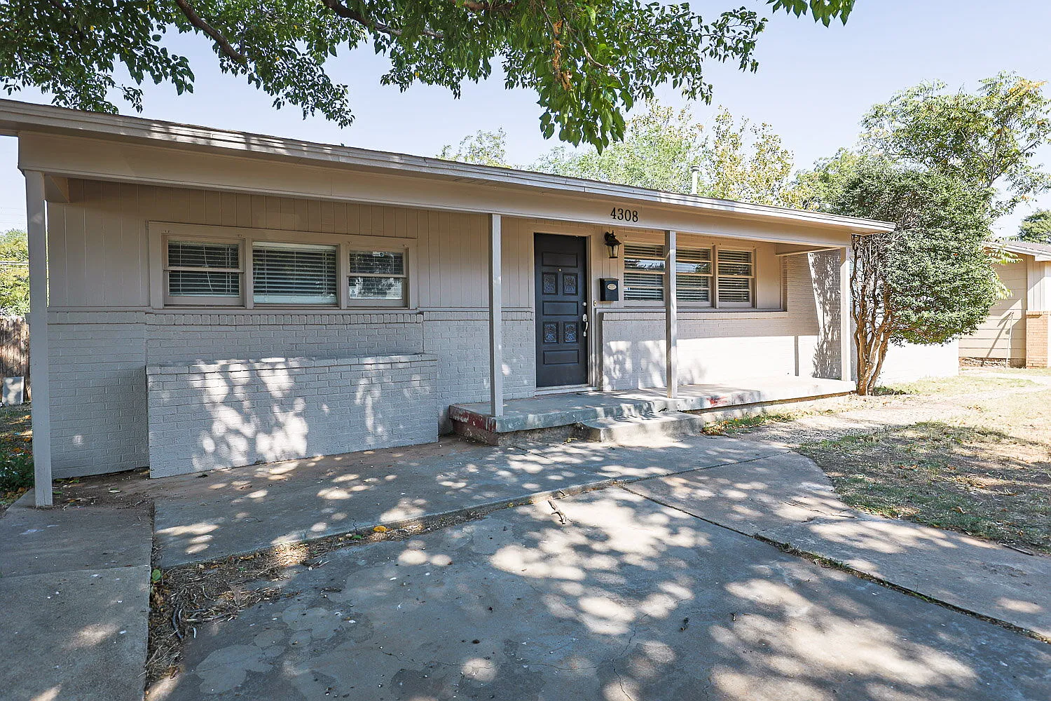 3 bed, 1.0 bath, 1352 sqft, $1,250 — Photo 2