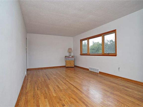 4th image of 281 E 305th St
