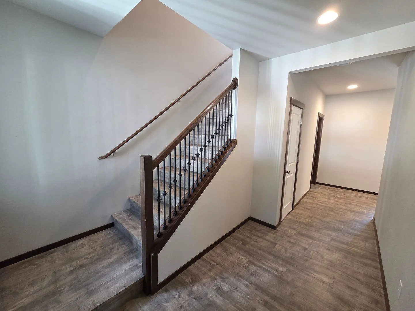 Five Bedroom For Rent In West Hills! Fenced Yard, Laminate Flooring, Pets Okay! — Photo 4