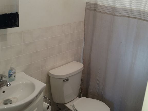 5th image of 609 Spring St