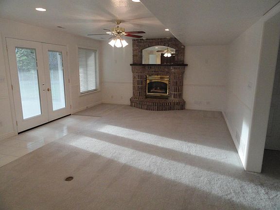 L.R. w/gas fireplace (80% efficiency) w/fan.