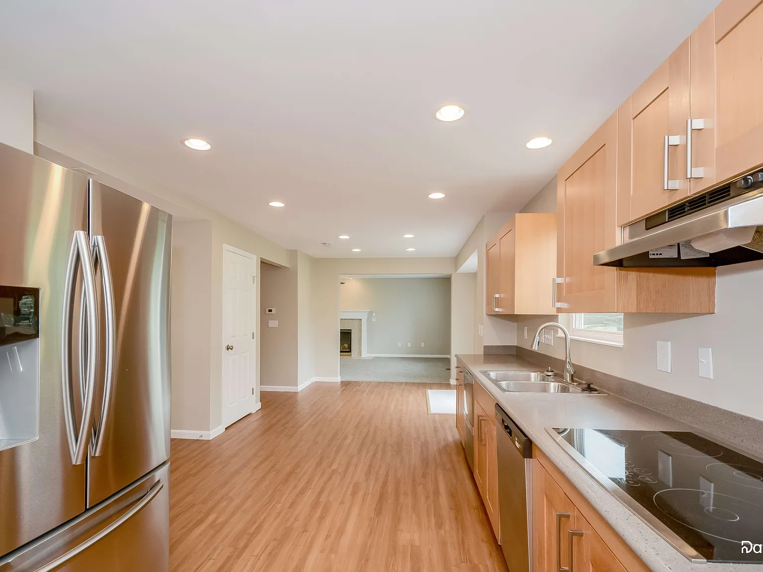 4 bed, 3.0 bath, 1899 sqft, $2,550 — Photo 3