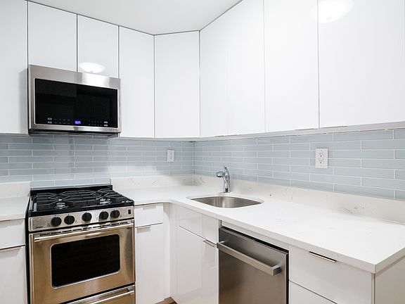 3rd image of 230 E 44th St #B3f