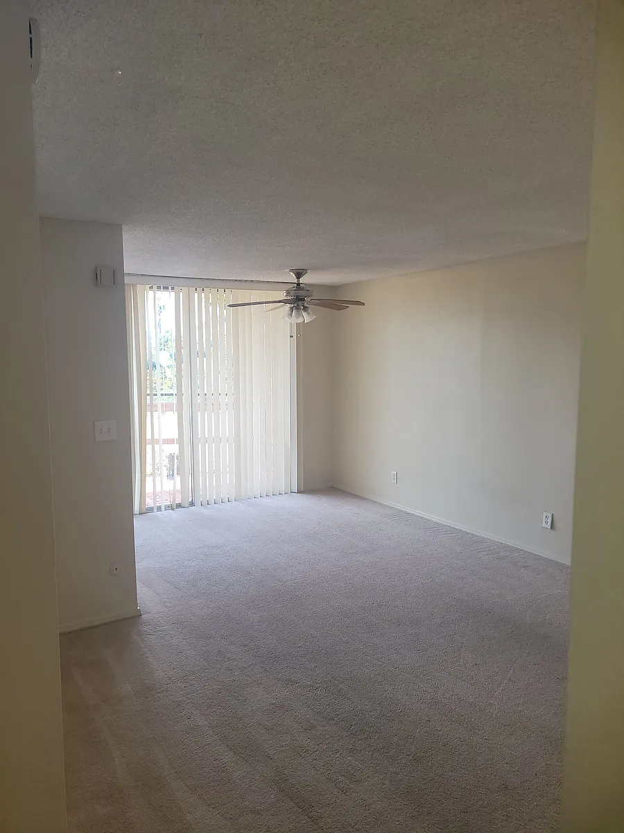 Building Photo - 4718 Kenmore Ter #14