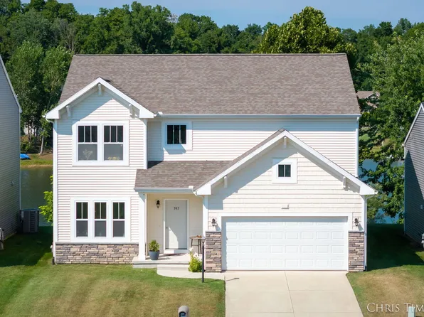 597 Trumpeter Bay Dr, Benton Harbor, MI 49022