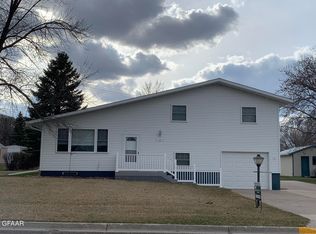 423 Emmerling Cir, Walhalla, ND 58282