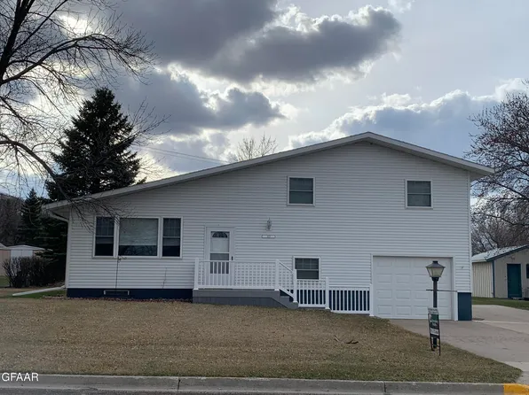 423 Emmerling Cir, Walhalla, ND 58282