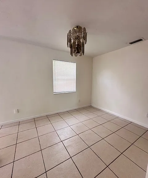 502 NE 15th Pl — Photo 5