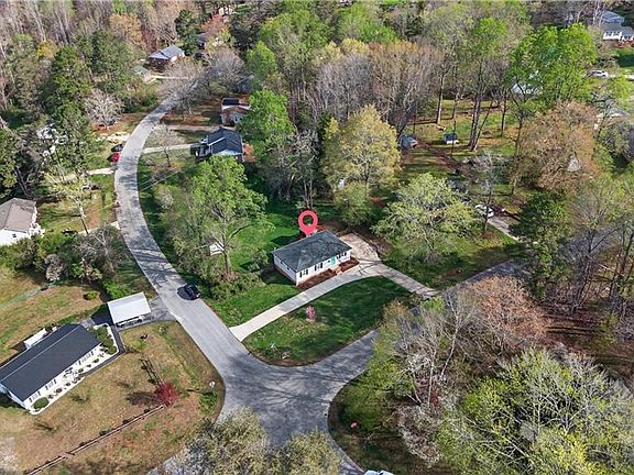 5th image of 1501 Pebblebrook Rd