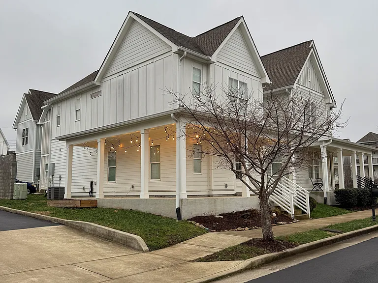 749 Cottage Park Dr — Photo 2