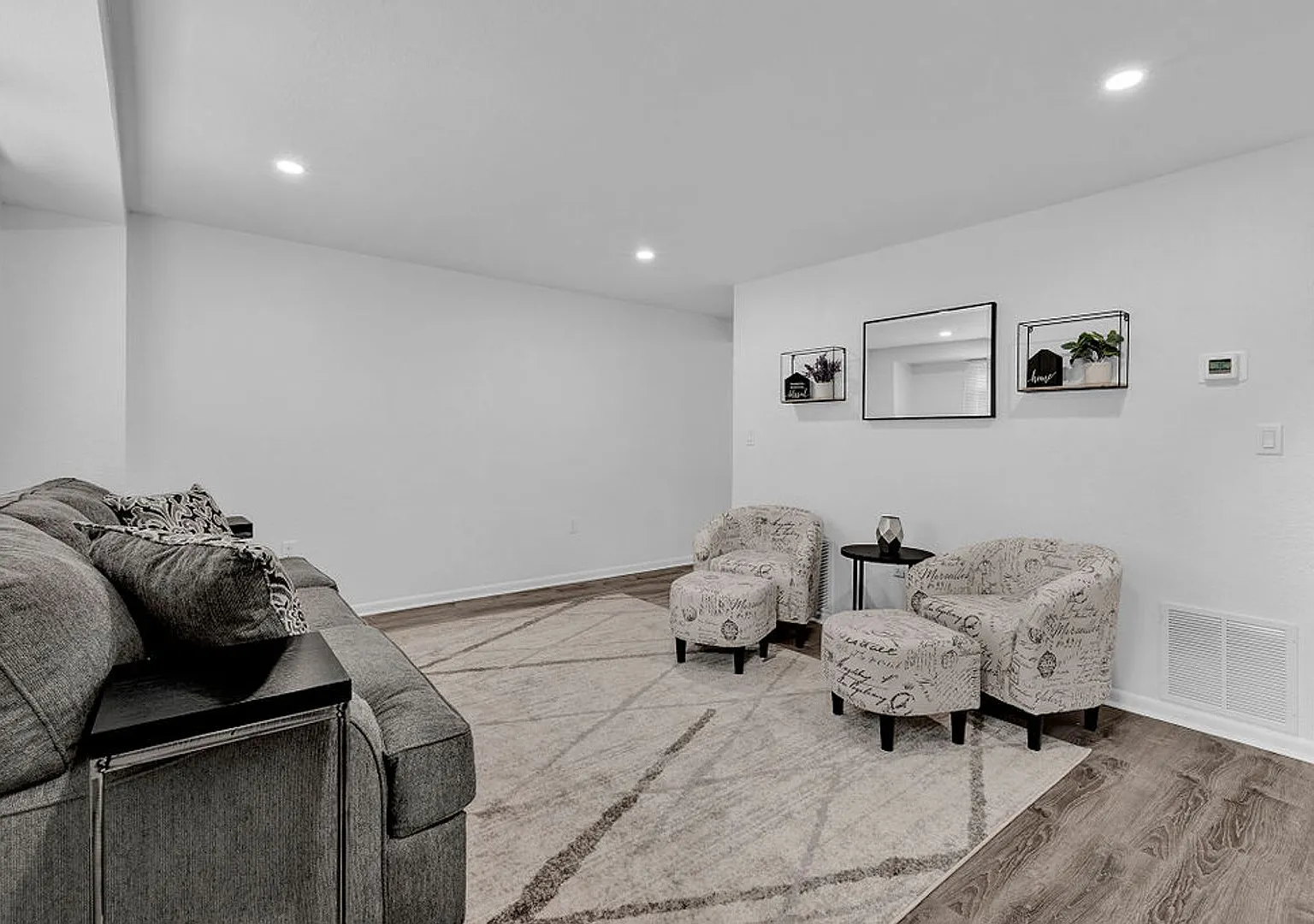 Sharon Court Townhouses — Photo 1