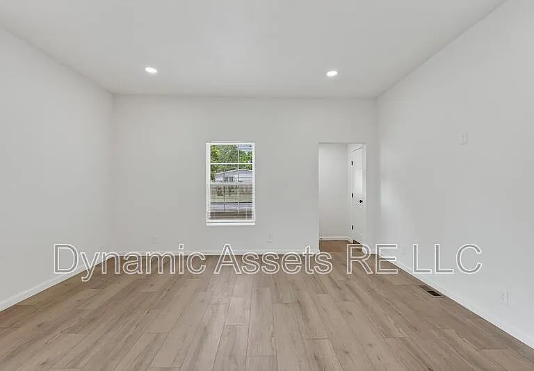 542 E 23rd St — Photo 4