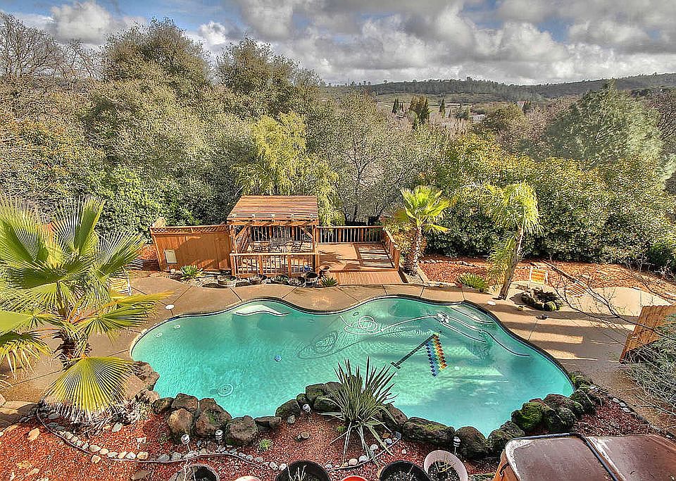 Backyard Built-In Pool