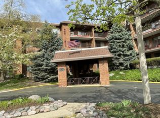 51 Old Oak Dr APT 101, Buffalo Grove, IL 60089