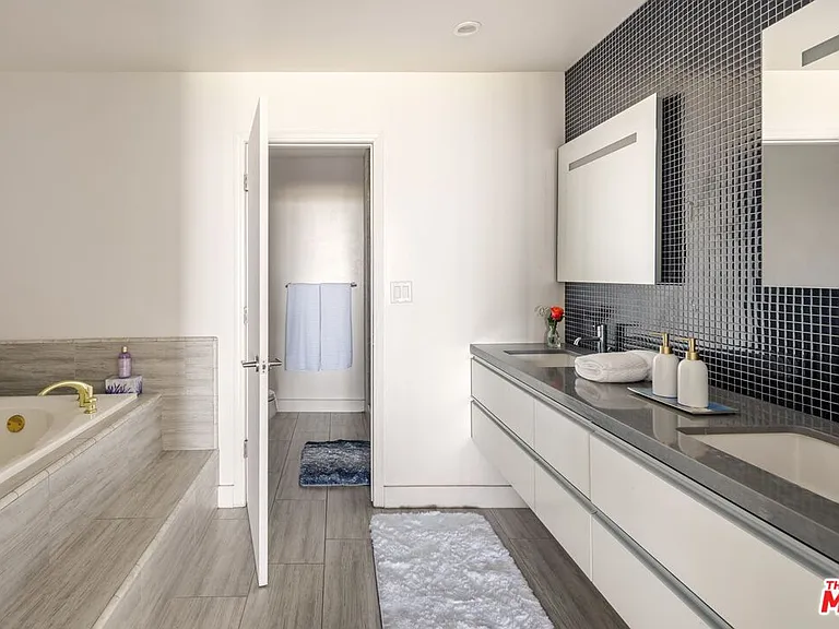 10724 Wilshire Blvd #712 — Photo 23