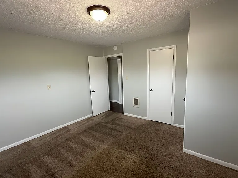 210 SE Court St — Photo 14