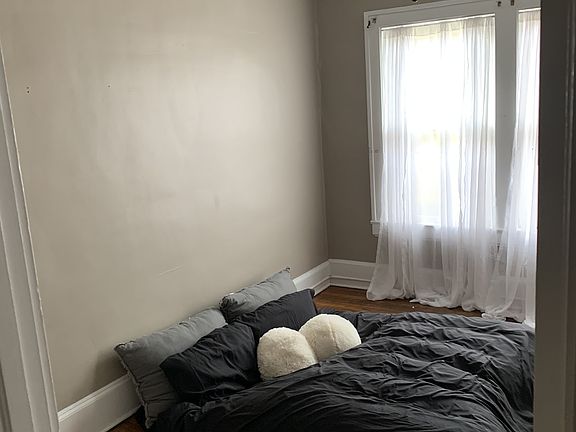 4th image of 157 Casterton Ave APT 1