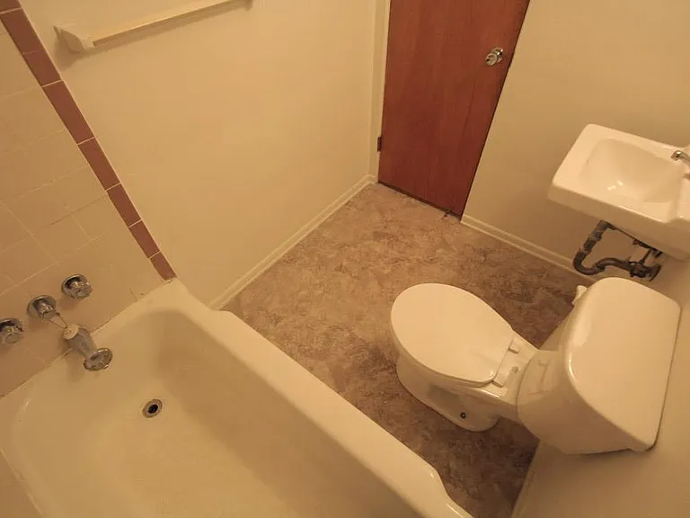 426 Franklin Ave #24 — Photo 12