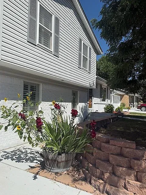4 bed, 2.5 bath, 2000 sqft, $3,300 — Photo 2