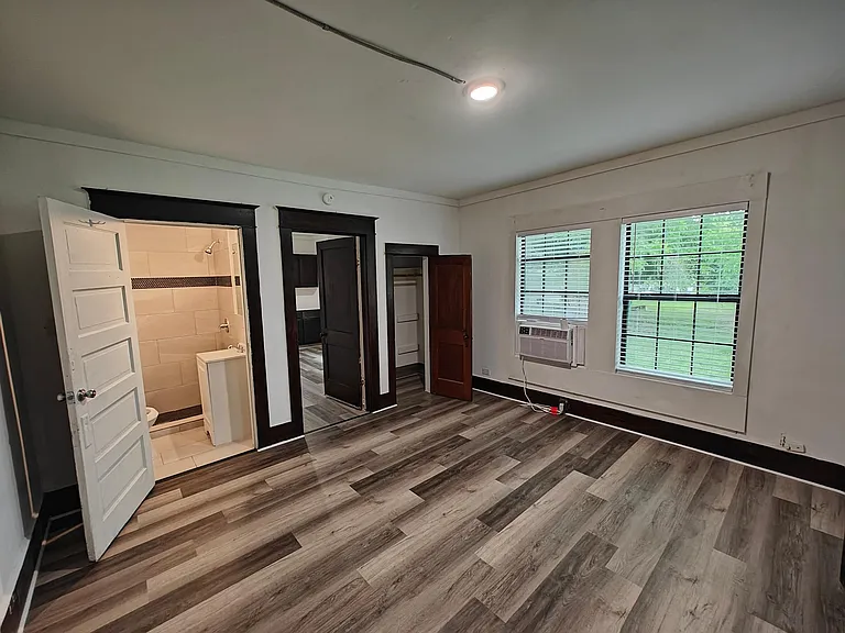 211 E Standifer St #B — Photo 2